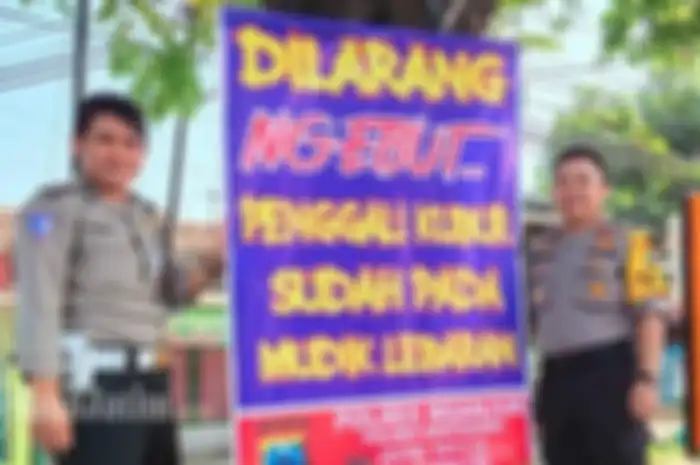 Polsek Kertosono memasang baliho unik imbauan agar para pengendara hati-hati di jalan.