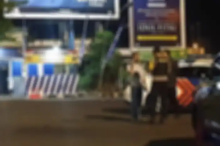 Sejumlah petugas bersiaga di sekitar lokasi dugaan bom bunuh diri di Pos Polisi Kartasura Polres Sukoharjo, tepatnya di Tugu Kartasura, Selasa (4/6/2019) dini hari. Terduga pelaku pembawa bom yang terjadi pada Senin (3/6/2019) malam tersebut kritis dan masih mendapat perawatan medis.