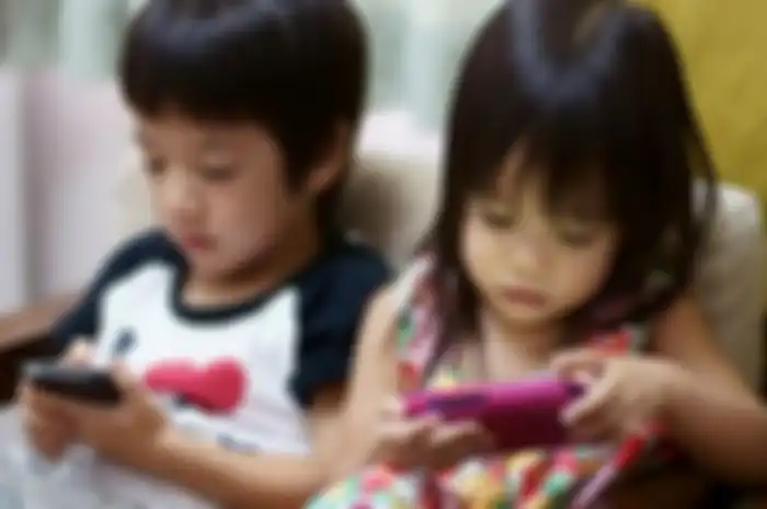 ilustrasi anak-anak main HP