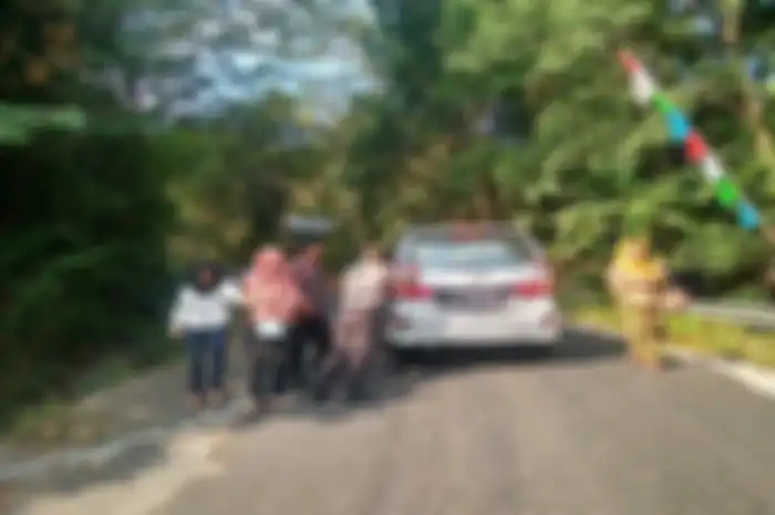 Sejumlah petugas polisi dan relawan membantu mendorong kendaraan yang tak kuat menanjak di Cinomati, Rabu (5/6/2019). 