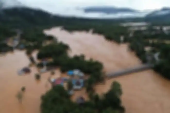 Foto udara jalan trans sulawesi terendam banjir bandang di Kecamatan Asera, Konawe Utara, Sulawesi Tenggara, Minggu (9/6/2019). Akibat intensitas hujan tinggi menyebabkan Sungai Lasolo meluap dan menyebabkan banjir bandang, sementara pihak BPBD Kabupaten Konawe Utara mencatat sebanyak 1.054 unit rum