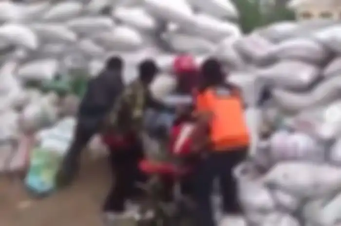 Honda CBR150R menabrak tumpukan karung penyelamat di jalan menurun