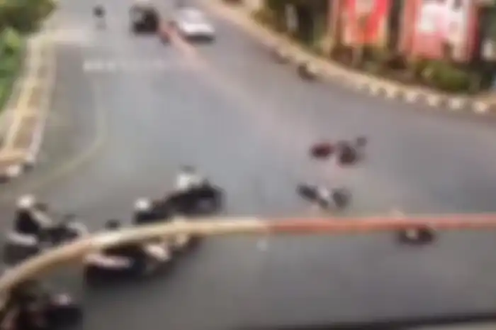Terobos lampu merah, pemotor tabrakan di Bali.