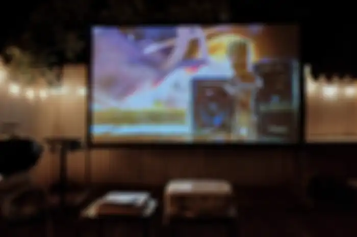 Menonton film.