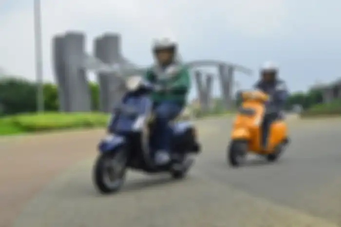 Ilustrasi mengendarai motor matic