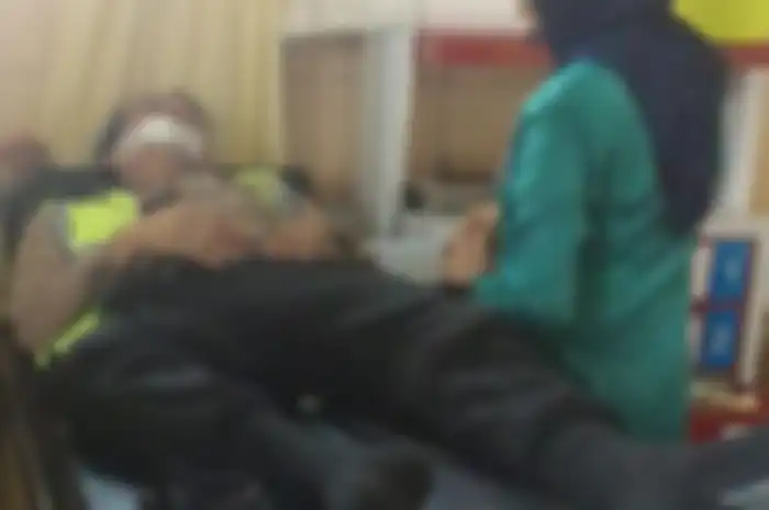 Seorang polisi di Pandeglang ditikam orang gila saat mengatur lalu lintas.