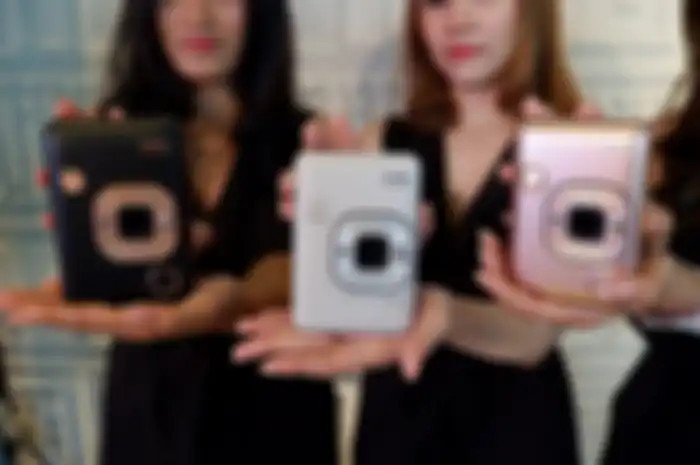 Tampilan 3 varian warna instax mini LiPlay