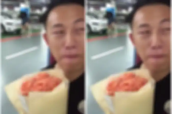 Lelaki ini menangis pergoki pacarnya selingkuh