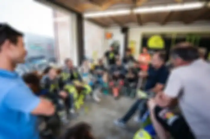 Bertukar cerita pengalaman antara Gerhard Berger dengan seluruh awak VR46 Rider Academy