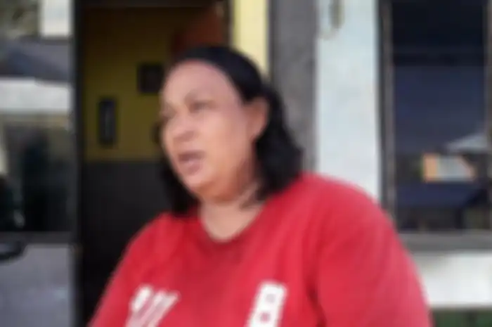 Tri Ambarwati ibu kandung korban yang tewas dibakar di Jalan Raya Kodau Bekasi. 