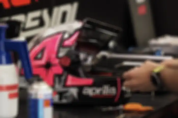 Helm Aleix Espargaro bukan KYT SR-GP
