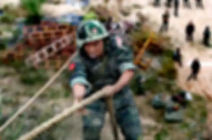 Seorang tentara China sedang melakukan latihan