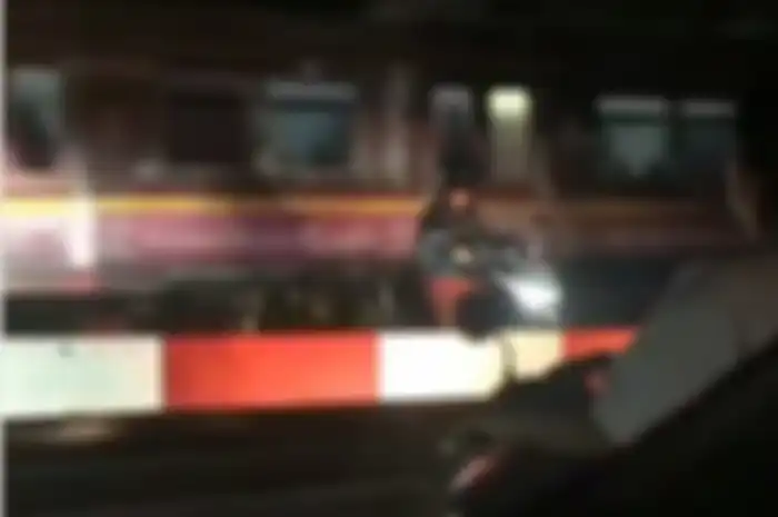 Pemotor terjebak di dalam perlintasan kereta api