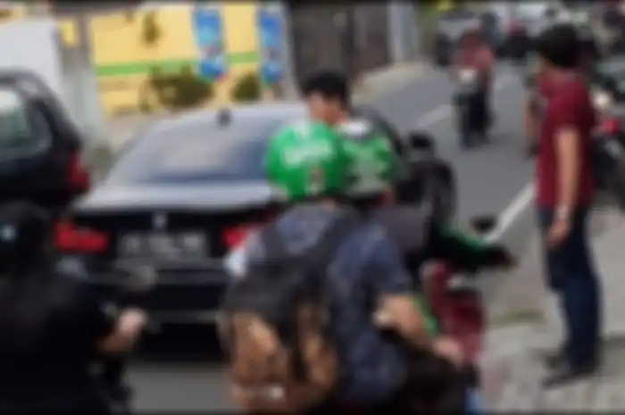 Sopir mobil BMW yang lawan arah menenteng senjata api