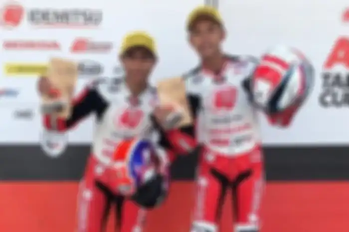 Afridza Syach Munandar (kiri) dan Adenanta Putra (kanan) berhasil meraih kemenangan di Race 2 Idemitsu Asia Talent Cup (ATC) Malaysia 2019
