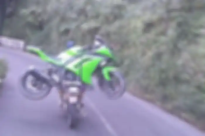 Honda GL Pro gendong Kawasaki Ninja 250 FI di Bromo, Jatim.