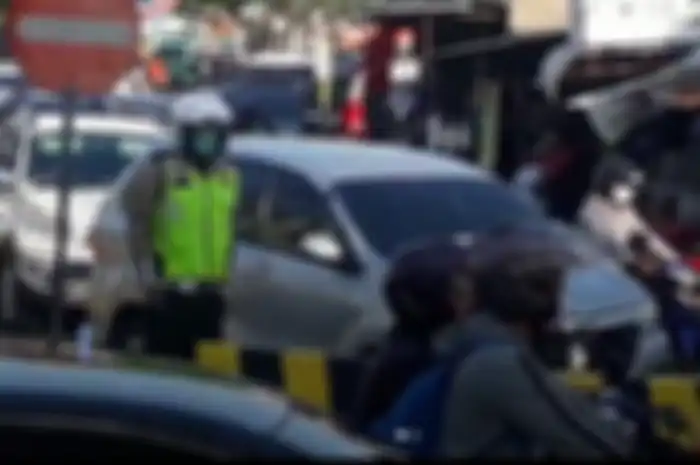 Patung polisi di bawah jembatan layang Waru