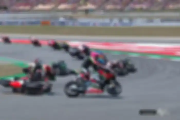 Test rider Aprilia, Bradley Smith, dihukum usai bikin crash Aleix Espargaro di MotoGP Catalunya