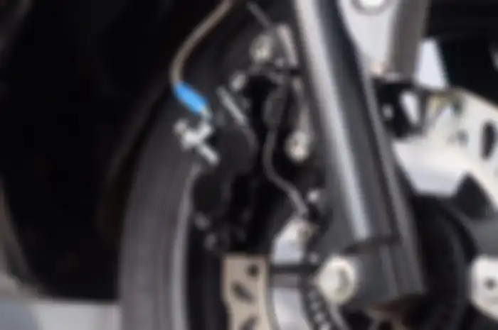 Lubang-lubang di piringan cakram motor harus selalu bersih agar pengereman tetap optimal.
