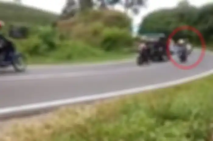 Pemotor nekat nyalip di tikungan tajam