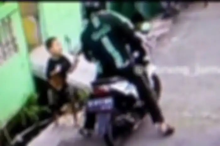 Driver ojek online rampas handphone anak kecil lagi kencing