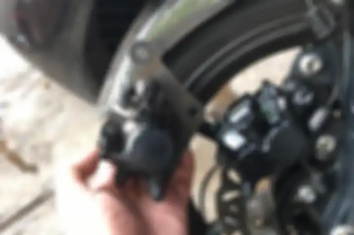 Perbandingan kaliper 1 piston milik NMAX dengan kaliper 2 piston R15