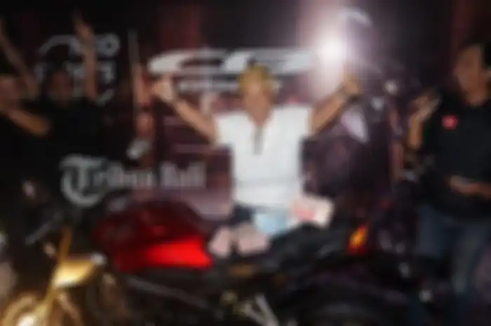 Linda Donna dan motor Honda CB650R yang dibeli cash