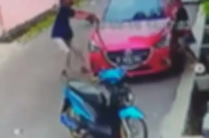 Aksi pemotor Honda BeAT colong spion mobil