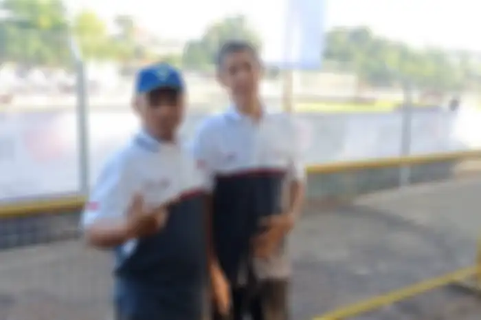 Hendri Sapulete (kiri) bersama Ari Bunarto (kanan) salah satu penumpang bisa yang mengalami kecelakaandi tol Cipali