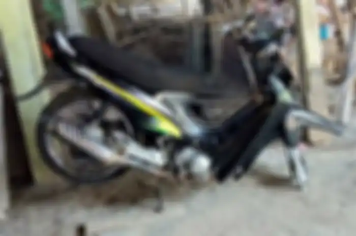 Suzuki Shogun raib ban depannya diduga dicuri gerombolan pelajar SMP di Magelang.