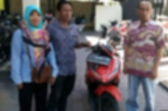 Pemilik motor saat mengambil motornya di Polsek Sidoarjo Kota. Motor ini hilang dicuri dan ditemukan dalam kondisi terendam di sungai. 