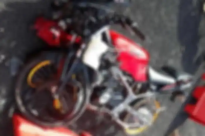 Kawasaki Ninja RR150 hancur tabrak trotoar.