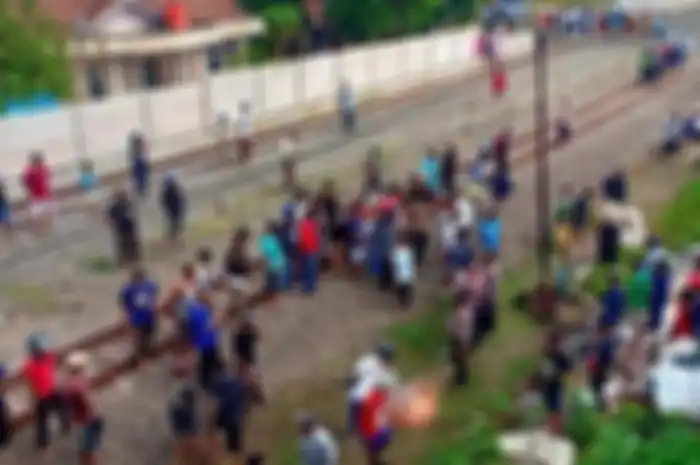 Evakuasi pengendara motor tertabrak KA Gajah Wong di perlintasan tanpa palang pintu Desa Pesantren, Kecamatan Tambak, Kabupaten Banyumas, Selasa (18/6/2019)