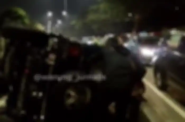 Jeep Rubicon terbalik di Pasar Rumput, gara-gara kejar jambret.