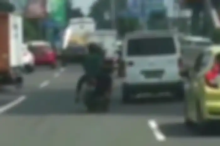 Pemotor masuk jalan tol Tomang-Grogol, Jakbar.