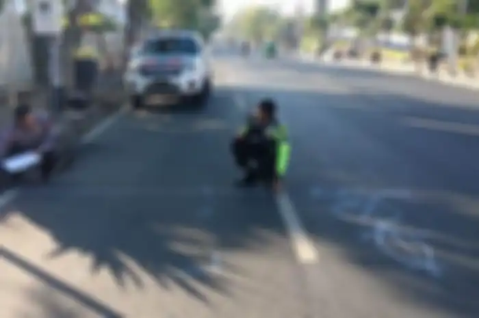 Pihak kepolisian langsung olah TKP yang menewaskan pemotor karena menghindari penyebrang jalan