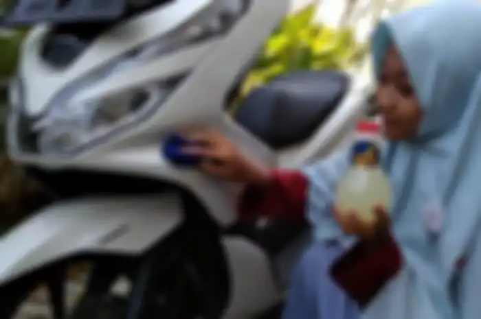 Siswi MAN 2 Gresik Chanah Aulia Rizki, penemu ramuan tongkol jagung untuk mengilapkan bodi motor     
