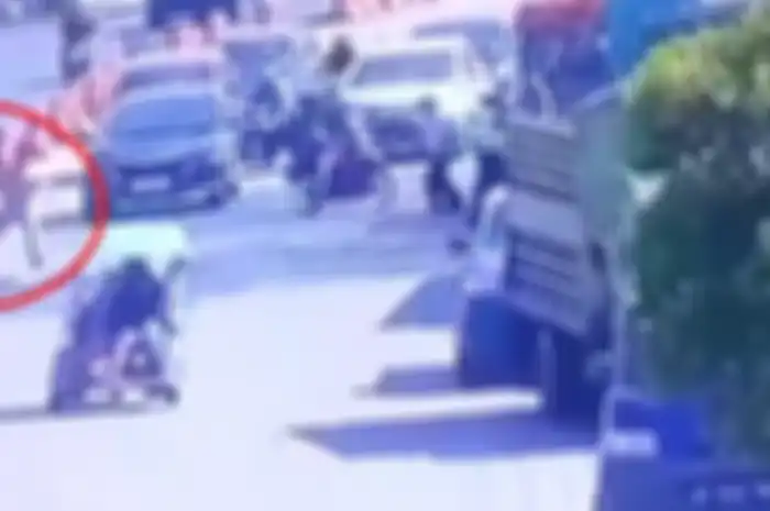 Pemotor menerobos barikade polisi yang sedang melakukan operasi penertiban pajak