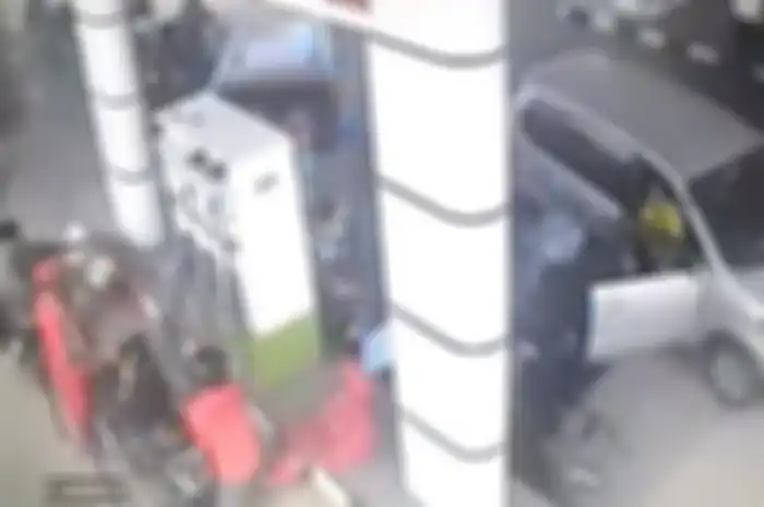 Pom bensin di Randublatung, Blora hancur ditabrak mobil.