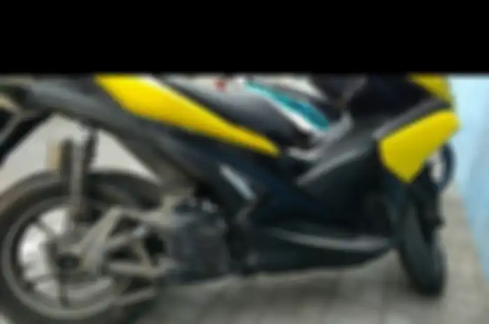Knalpot Yamaha Aerox tiba-tiba terlepas dan terjatuh di jalan