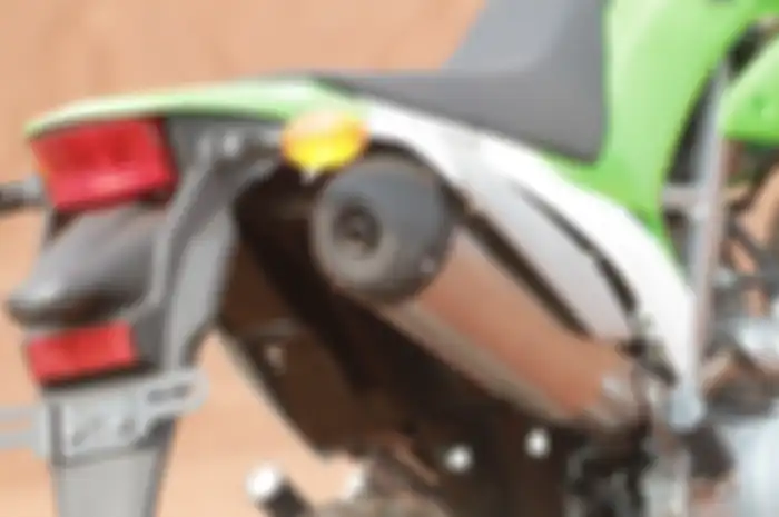 Knalpot bawaan Kawasaki KLX 230 punya silencer panjang