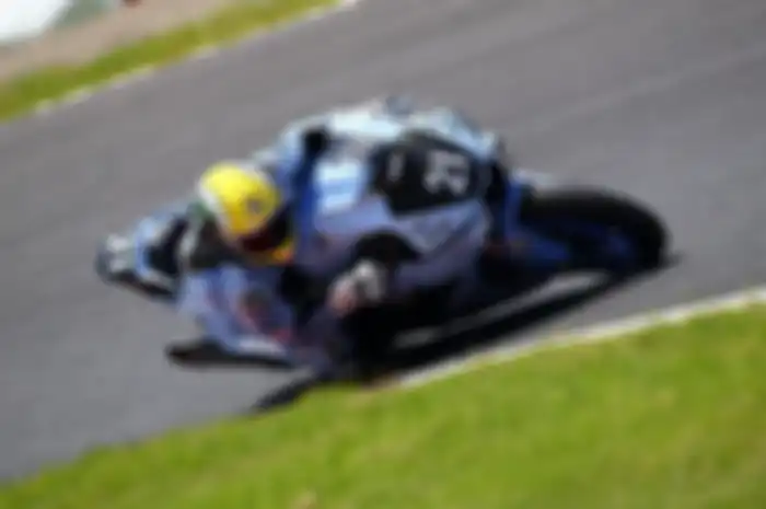 Meski sama-sama YZF-R1, Alex Lowes tidak mudah cepat beradaptas dengan motor spesifikasi balap ketahanan