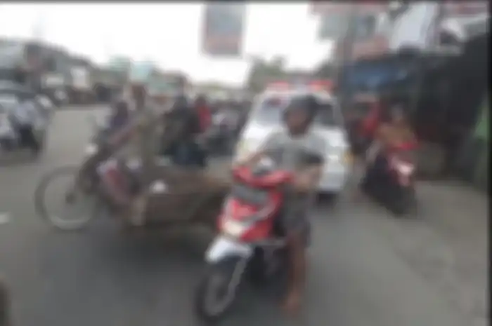 Bikers harus tahu, antara ambulans yang sedang membawa pasien dan mobil jenazah, mana yang lebih diprioritaskan?