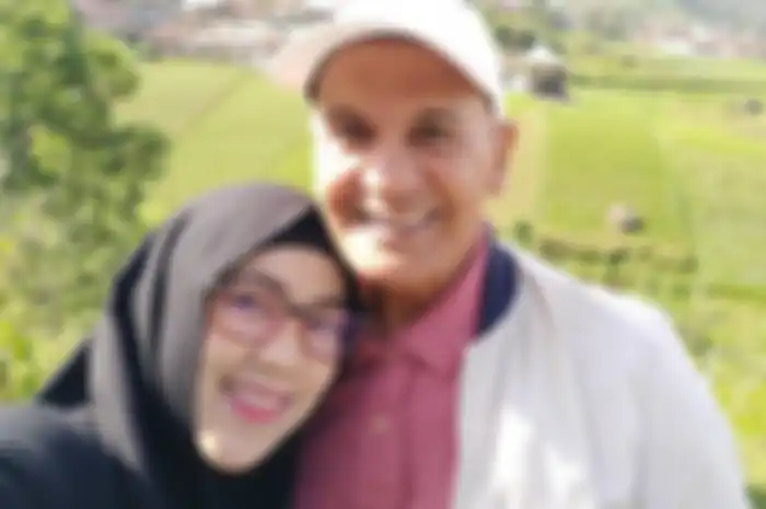Terpaut Usia 45 Tahun, Begini Mesranya Mark Sungkar dan Istri Muda Makan Malam di Pinggir Gunung