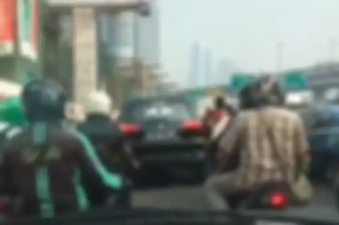 Pemotor membantu membuka jalan untuk ambulans di Pancoran, Jaksel.