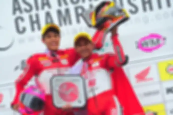 Awhin Sanjaya dan Irfan Ardiansyah merayakan kemenangan AHRT di AP250 race 2 ARRC Jepang