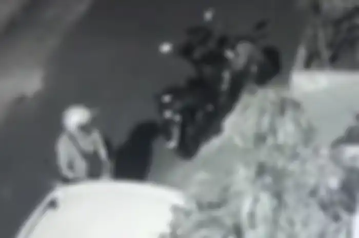 Maling jongkok sedang membakar sesuatu pakai korek api