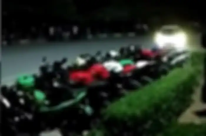 Honda Jazz gagal driffting, deretan Kawasaki Ninja 250 tumbang diseruduk di Banda Aceh.