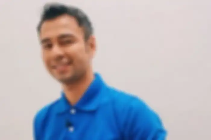 Raffi Ahmad (32) tengah menderita gangguan pada bagian lehernya. Raffi mengatakan, terdapat benjolan di lehernya dan dia harus dioperasi.
