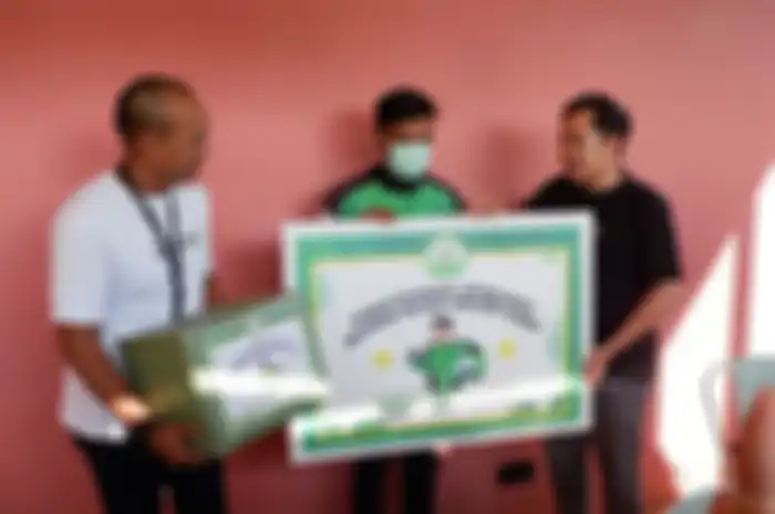 Vice President Regional Indonesia Bagian Timur GOJEK Anandita Danaatmadja (kiri) berbincang dengan District Head GOJEK Pontianak Mohamad Agusnadi (kanan) dan Tera Ruci Mitra Driver Jempolan GOJEK Pontianak, saat penyerahan tabungan GOJEK Swadaya sebagai bentuk apresiasi GOJEK kepada Mitra Driver GOJEK yang membantu polisi dalam meringkus kejahatan di Pontianak, Kalimantan Barat (28/6).   